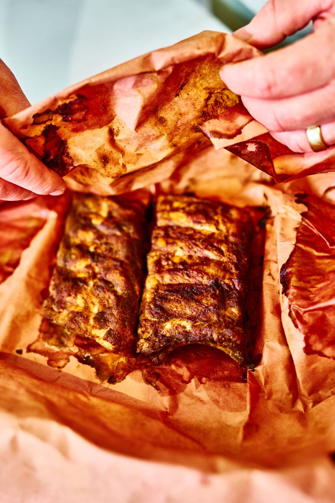 Im Butcher Paper gebackene Spareribs werden ausgepackt