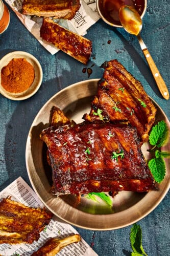 Saftige Spareribs auf dem Teller. Gesamtansicht mit Trockenrub und Glasur