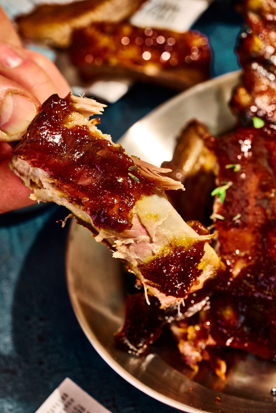 Saftige Spareribs auf dem Teller.1 Rippchen fast ohne Fleisch