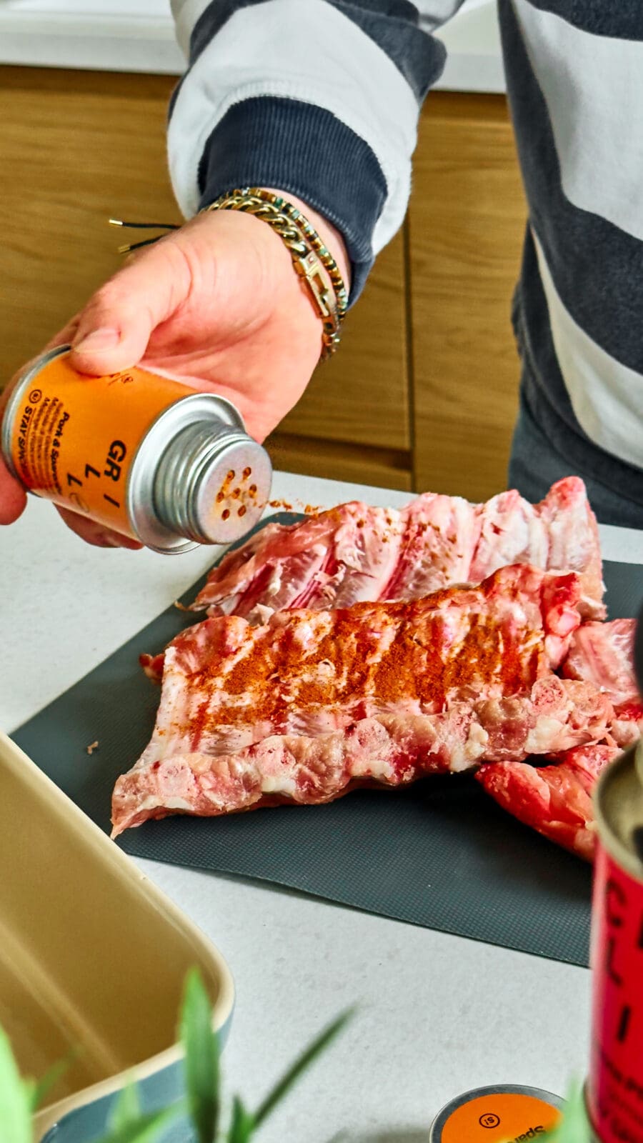 Spareribs werden mit Trockenrub bestreut