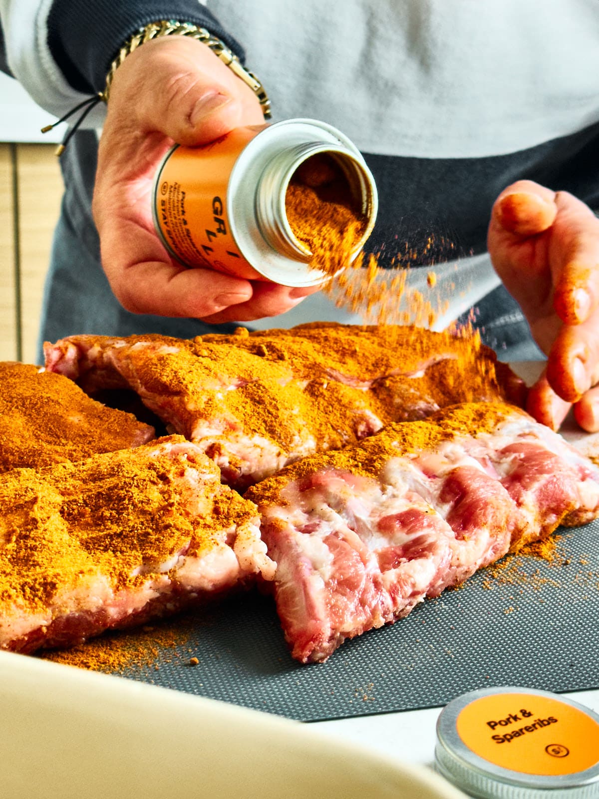 Spareribs werden mit Trockenrub bestreut