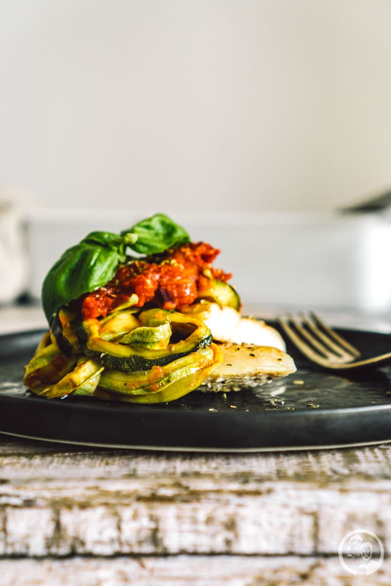 Hähnchen mit Zucchini und Tomaten | Pollo con zucchini alla parmigiana