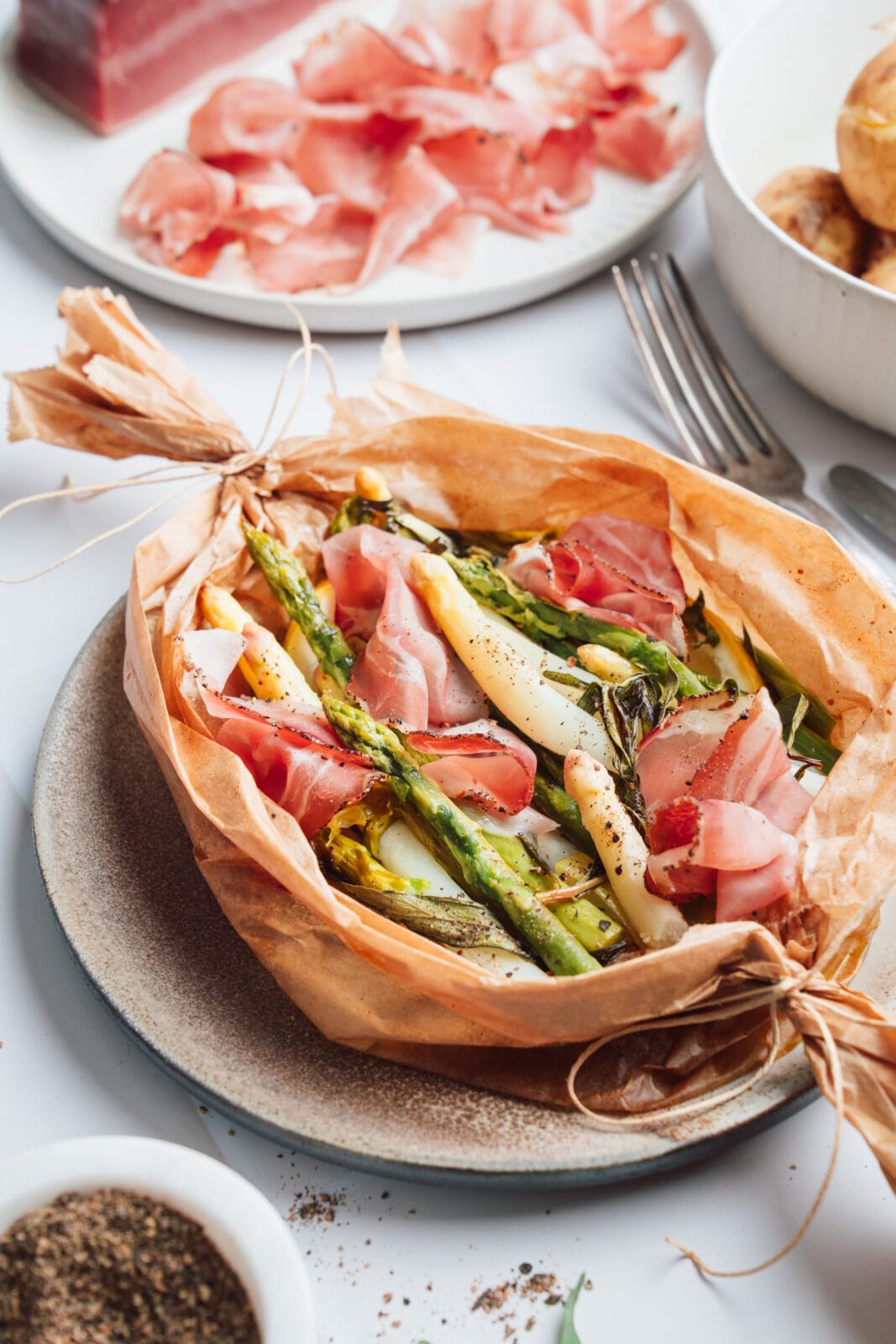 Bunter Spargel im Päckchen aus dem Ofen - mit Schinken und Estragon 6 Fertig gegartes Spargelpäcken