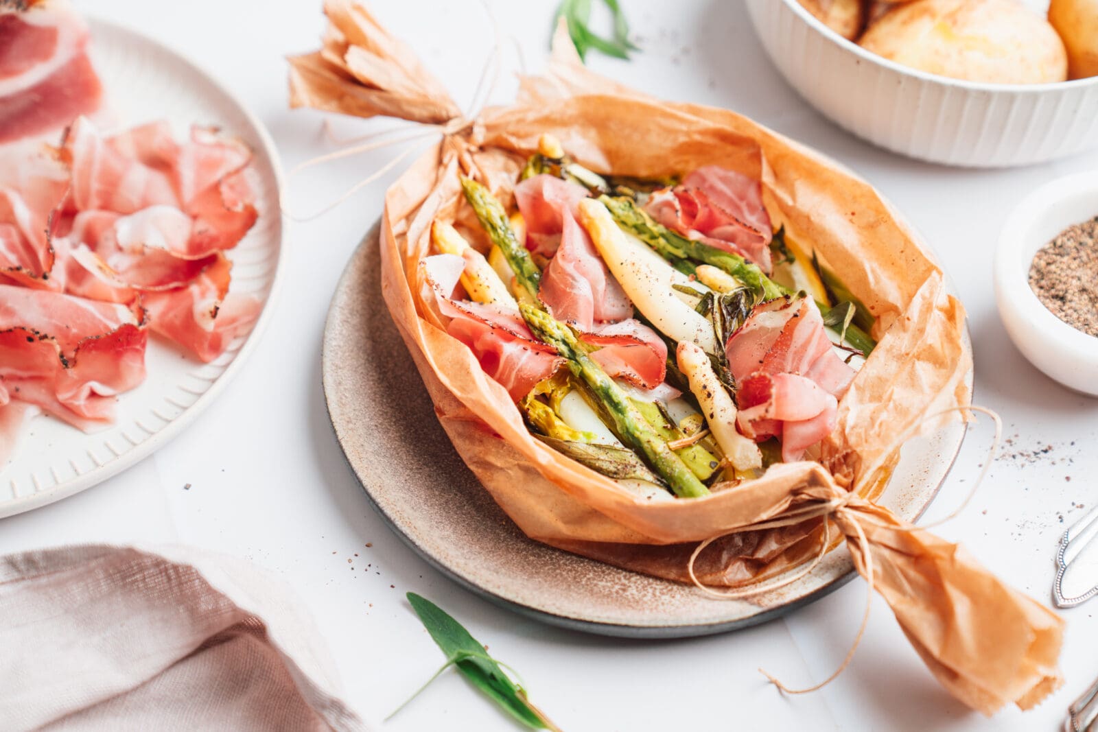 Bunter Spargel im Päckchen aus dem Ofen - mit Schinken und Estragon 8 Fruehlingsspargel Suedtiroler Speck 17 | Kurz vor dem Ende der Spargelsaison zeigen wir unser liebstes Päckchen-Rezept: bunter Spargel aus dem Ofen, fast kein Abwasch und in 30 Minuten fertig.