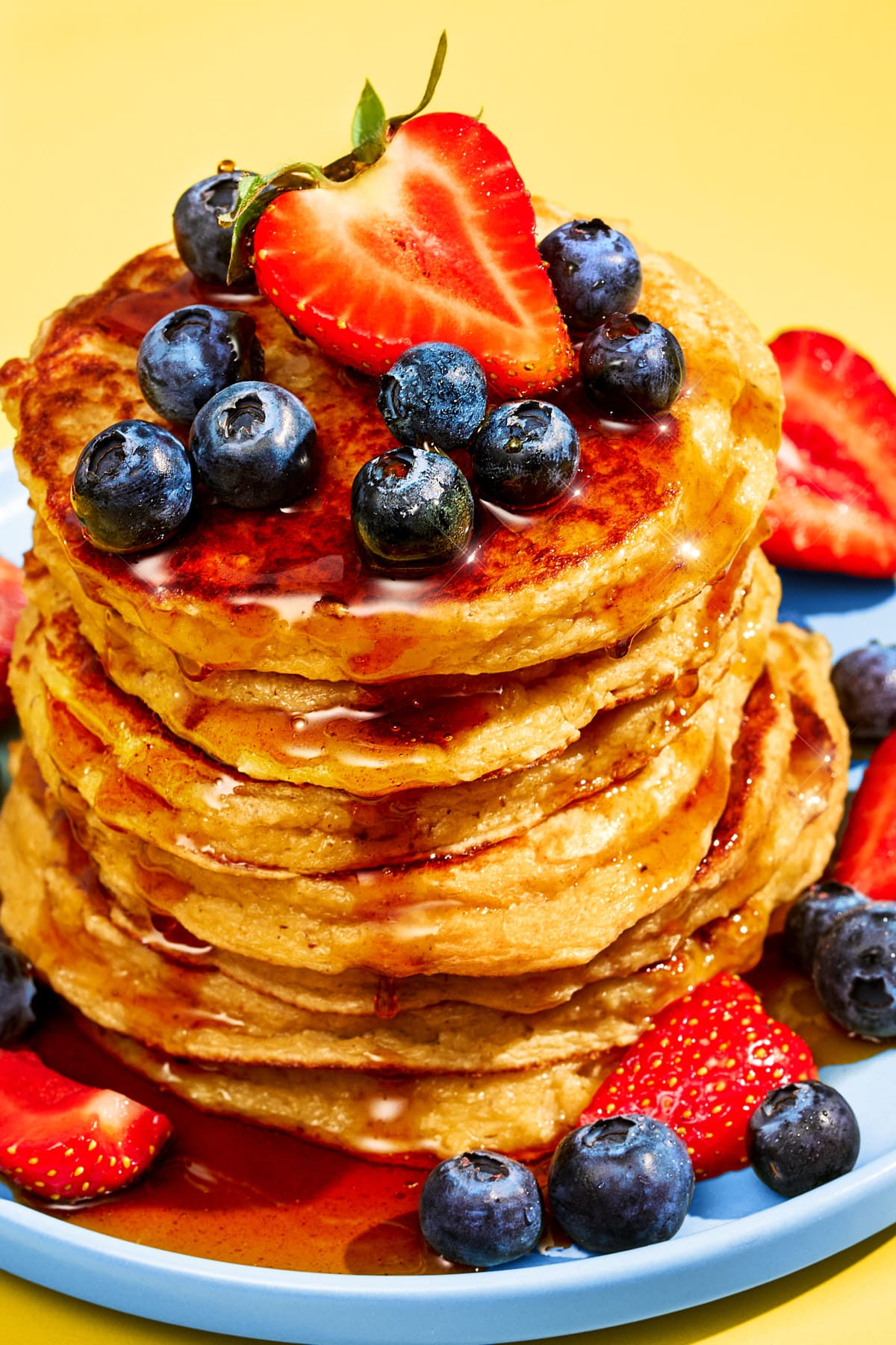 Protein Pancakes Draufsicht mit Erdbeeren und Blaubeeren