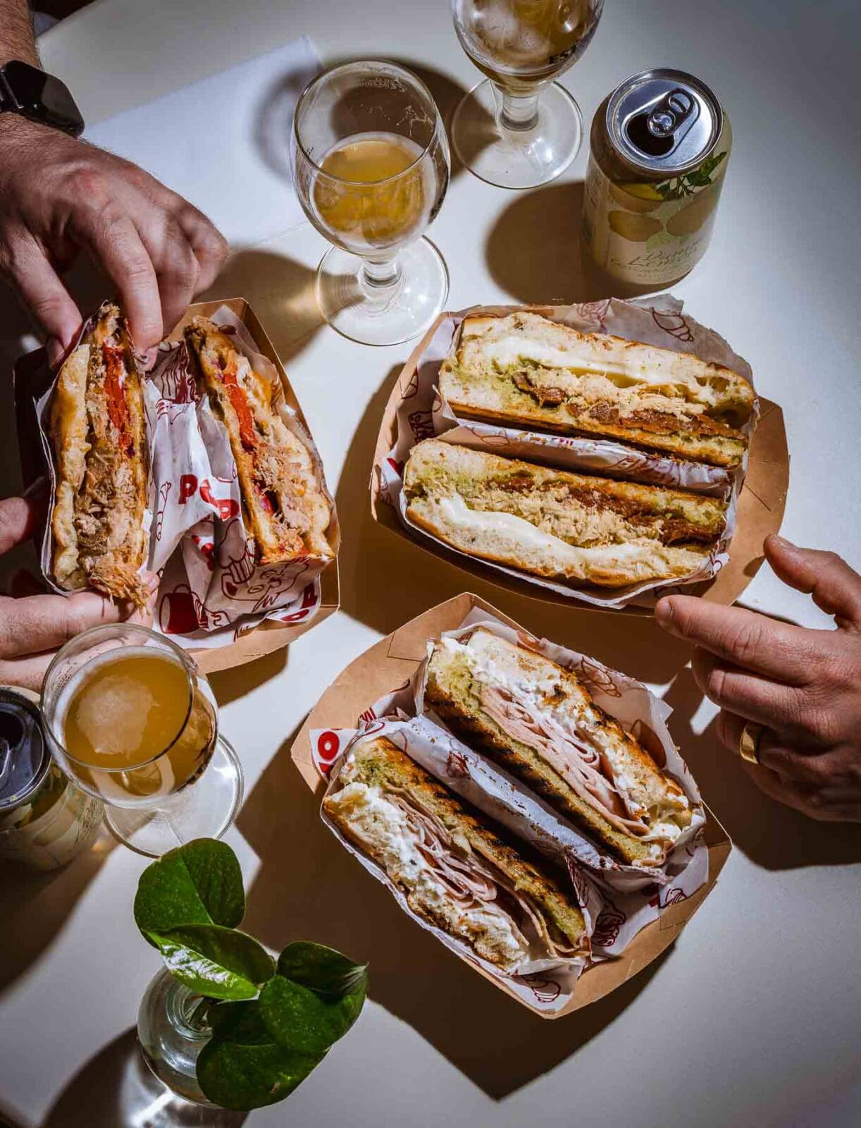 Gefüllte Focaccia-Sandwiches im POPIS in Gràcia, Barcelona