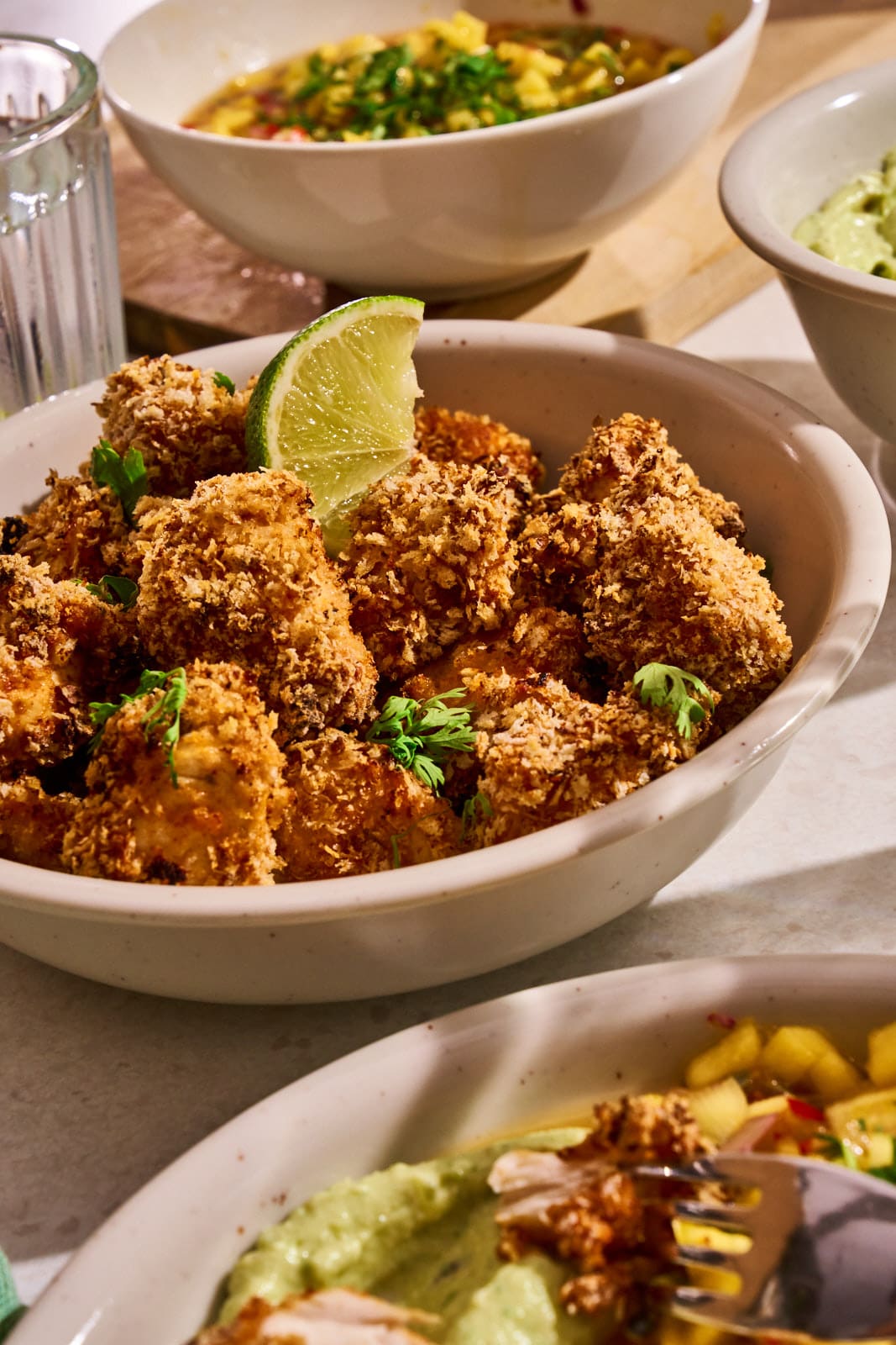 Chili-Lime Chicken Nuggets aus dem Airfryer. Knuspriger Snack mit Mango-Salsa und Avocado-Dip 10 WEB ChickenNuggets Fajita 10 | Chili-Lime Chicken Nuggets aus dem Airfryer. Wenn bei uns Freunde zum Spieleabend oder einfach auf ein Glas Wein vorbeikommen, dann steht immer irgendetwas Leckeres auf einer Platte auf dem Tisch. Für den nächsten Freunde-Abend haben wir dieses Rezept entwickelt und dabei so oft probiert, dass am Ende klar war, dass wir das nicht nur für uns behalten dürfen. Ihr müsst es genauso kennen lernen. Die Kombination aus knusprig paniertem Hähnchen, fruchtig-scharfer Mango-Mandarinen-Salsa und cremigem Avocado-Dip trifft absolut unseren Geschmack.