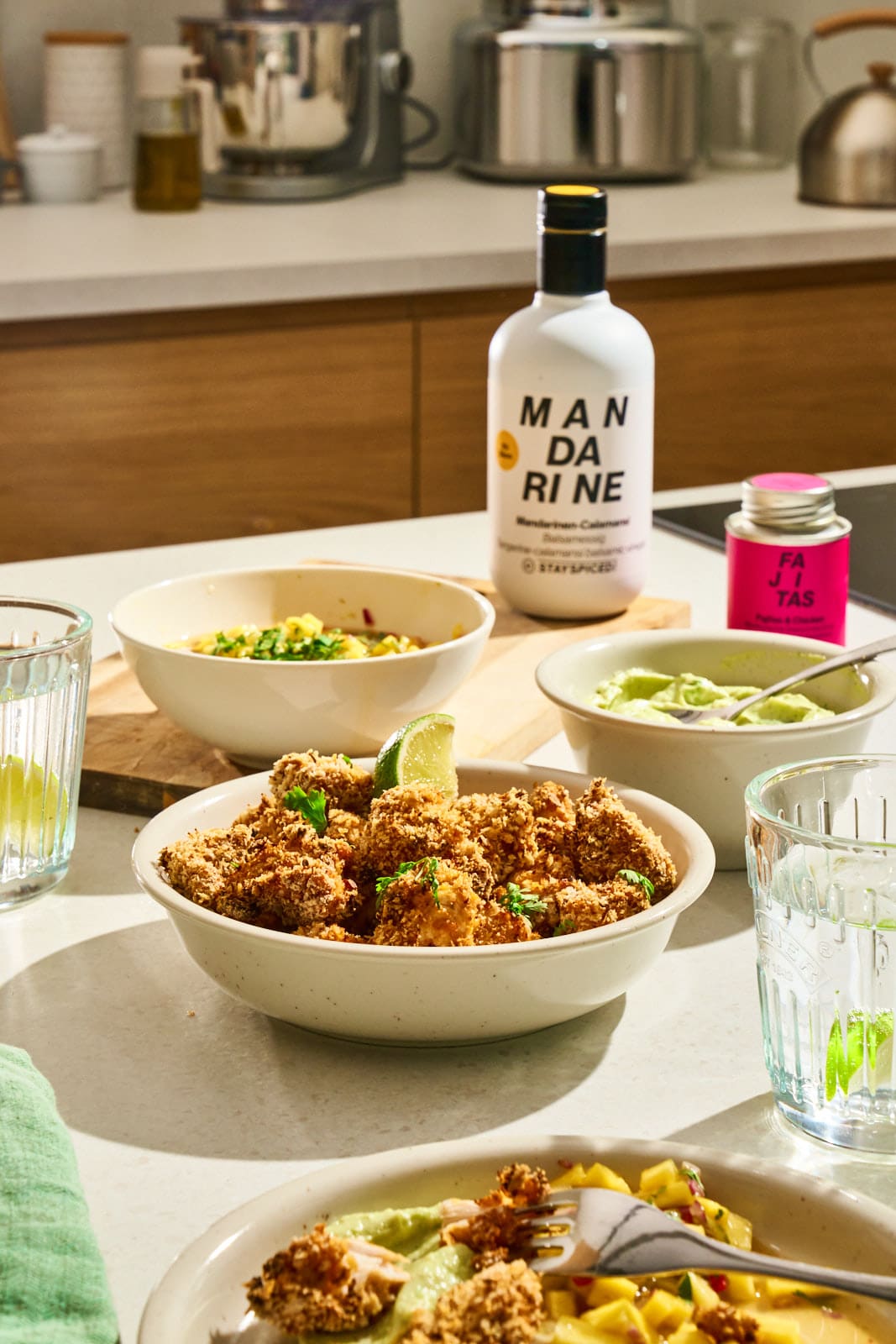 Chili-Lime Chicken Nuggets aus dem Airfryer. Knuspriger Snack mit Mango-Salsa und Avocado-Dip 11 WEB ChickenNuggets Fajita 11 | Chili-Lime Chicken Nuggets aus dem Airfryer. Wenn bei uns Freunde zum Spieleabend oder einfach auf ein Glas Wein vorbeikommen, dann steht immer irgendetwas Leckeres auf einer Platte auf dem Tisch. Für den nächsten Freunde-Abend haben wir dieses Rezept entwickelt und dabei so oft probiert, dass am Ende klar war, dass wir das nicht nur für uns behalten dürfen. Ihr müsst es genauso kennen lernen. Die Kombination aus knusprig paniertem Hähnchen, fruchtig-scharfer Mango-Mandarinen-Salsa und cremigem Avocado-Dip trifft absolut unseren Geschmack.