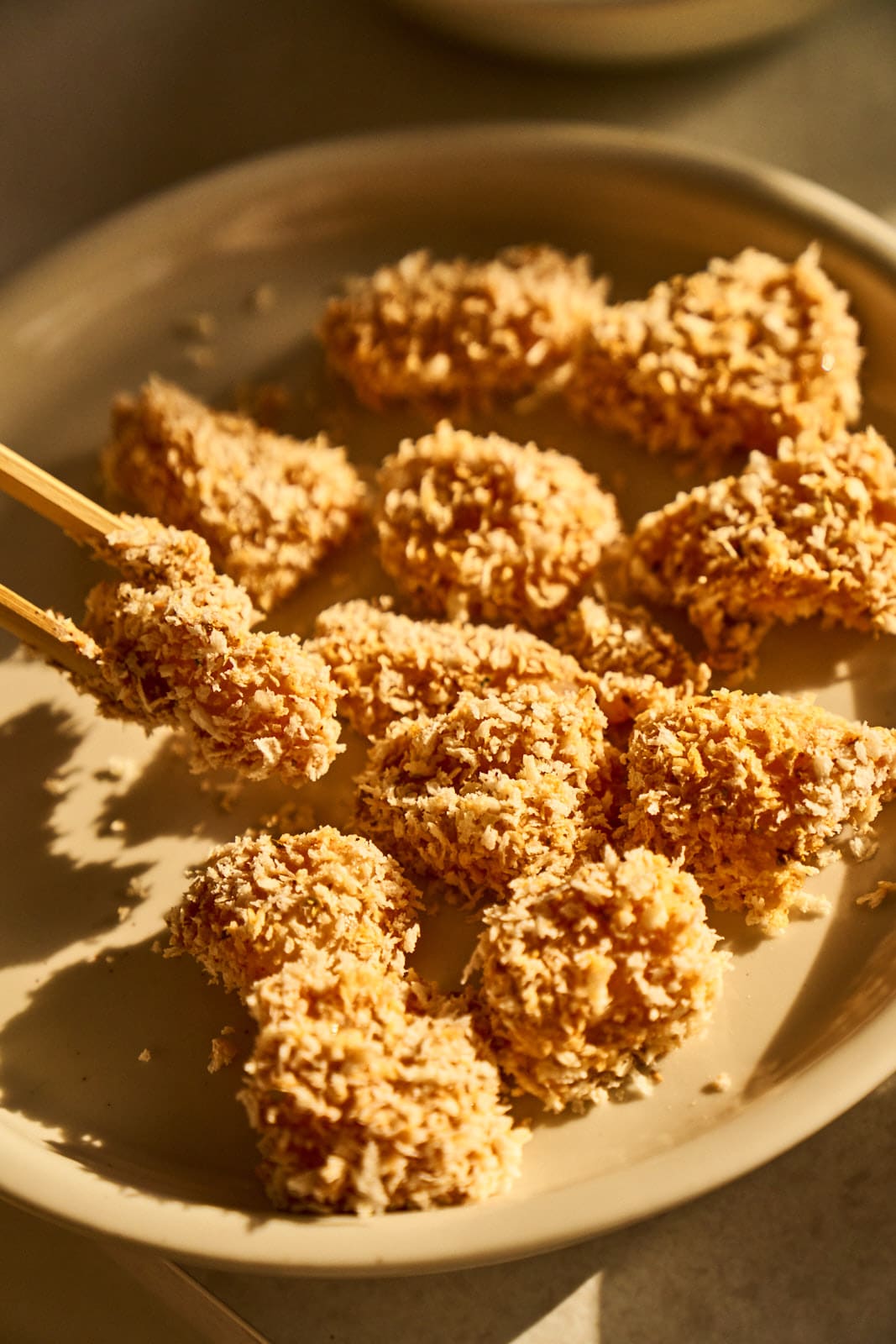 Chili-Lime Chicken Nuggets aus dem Airfryer. Knuspriger Snack mit Mango-Salsa und Avocado-Dip 5 WEB ChickenNuggets Fajita 3 | Chili-Lime Chicken Nuggets aus dem Airfryer. Wenn bei uns Freunde zum Spieleabend oder einfach auf ein Glas Wein vorbeikommen, dann steht immer irgendetwas Leckeres auf einer Platte auf dem Tisch. Für den nächsten Freunde-Abend haben wir dieses Rezept entwickelt und dabei so oft probiert, dass am Ende klar war, dass wir das nicht nur für uns behalten dürfen. Ihr müsst es genauso kennen lernen. Die Kombination aus knusprig paniertem Hähnchen, fruchtig-scharfer Mango-Mandarinen-Salsa und cremigem Avocado-Dip trifft absolut unseren Geschmack.