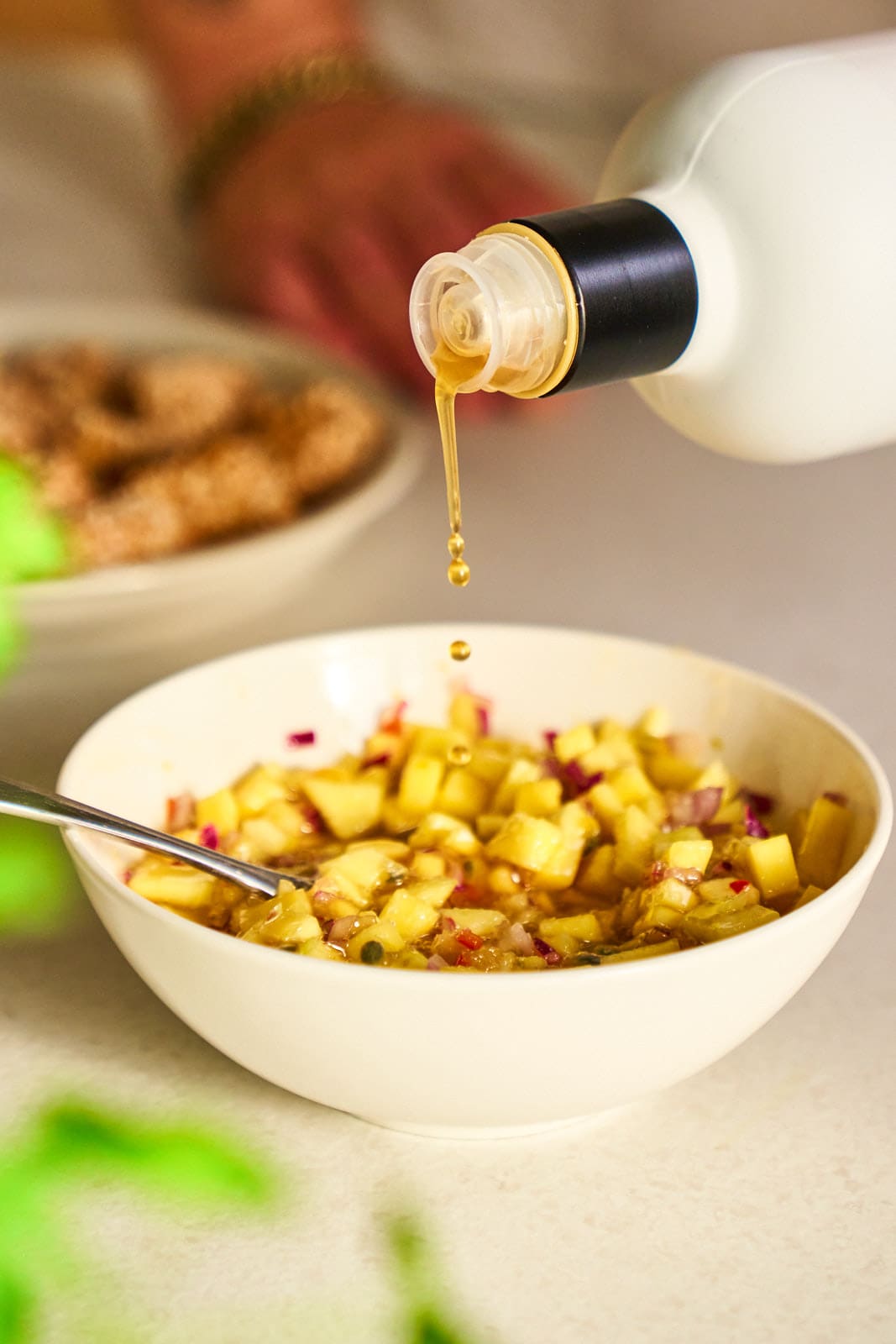 Chili-Lime Chicken Nuggets aus dem Airfryer. Knuspriger Snack mit Mango-Salsa und Avocado-Dip 7 WEB ChickenNuggets Fajita 4 | Chili-Lime Chicken Nuggets aus dem Airfryer. Wenn bei uns Freunde zum Spieleabend oder einfach auf ein Glas Wein vorbeikommen, dann steht immer irgendetwas Leckeres auf einer Platte auf dem Tisch. Für den nächsten Freunde-Abend haben wir dieses Rezept entwickelt und dabei so oft probiert, dass am Ende klar war, dass wir das nicht nur für uns behalten dürfen. Ihr müsst es genauso kennen lernen. Die Kombination aus knusprig paniertem Hähnchen, fruchtig-scharfer Mango-Mandarinen-Salsa und cremigem Avocado-Dip trifft absolut unseren Geschmack.