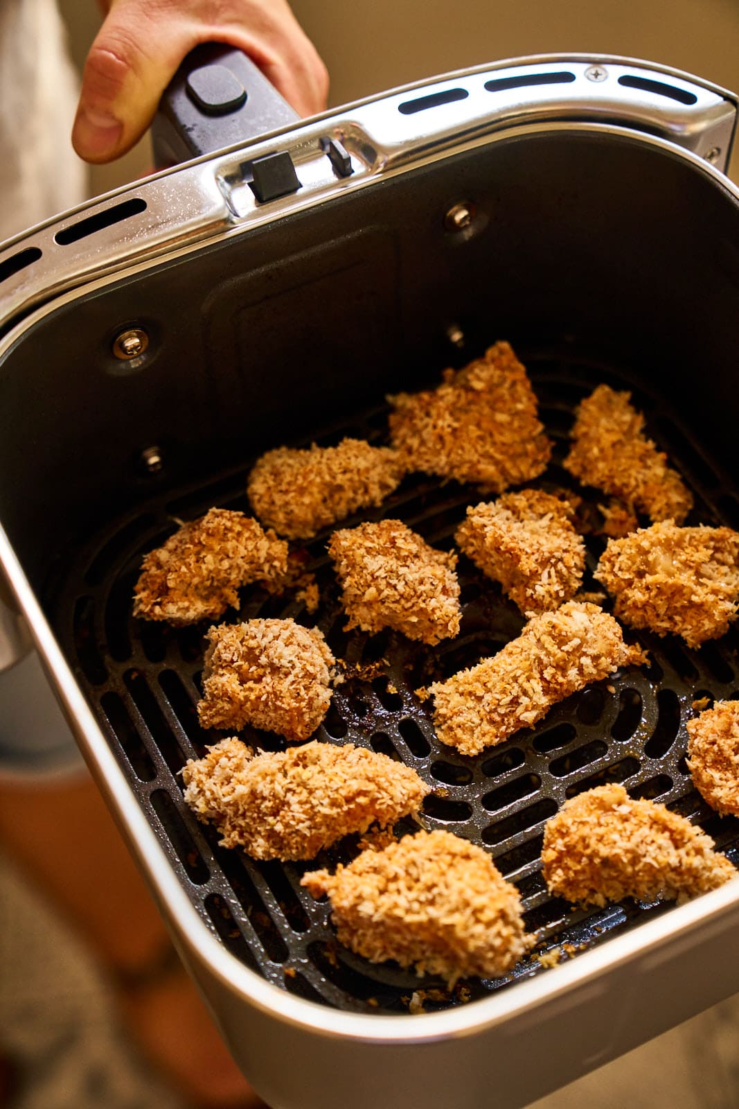 Chili-Lime Chicken Nuggets aus dem Airfryer. Knuspriger Snack mit Mango-Salsa und Avocado-Dip 6 WEB ChickenNuggets Fajita 6 | Chili-Lime Chicken Nuggets aus dem Airfryer. Wenn bei uns Freunde zum Spieleabend oder einfach auf ein Glas Wein vorbeikommen, dann steht immer irgendetwas Leckeres auf einer Platte auf dem Tisch. Für den nächsten Freunde-Abend haben wir dieses Rezept entwickelt und dabei so oft probiert, dass am Ende klar war, dass wir das nicht nur für uns behalten dürfen. Ihr müsst es genauso kennen lernen. Die Kombination aus knusprig paniertem Hähnchen, fruchtig-scharfer Mango-Mandarinen-Salsa und cremigem Avocado-Dip trifft absolut unseren Geschmack.