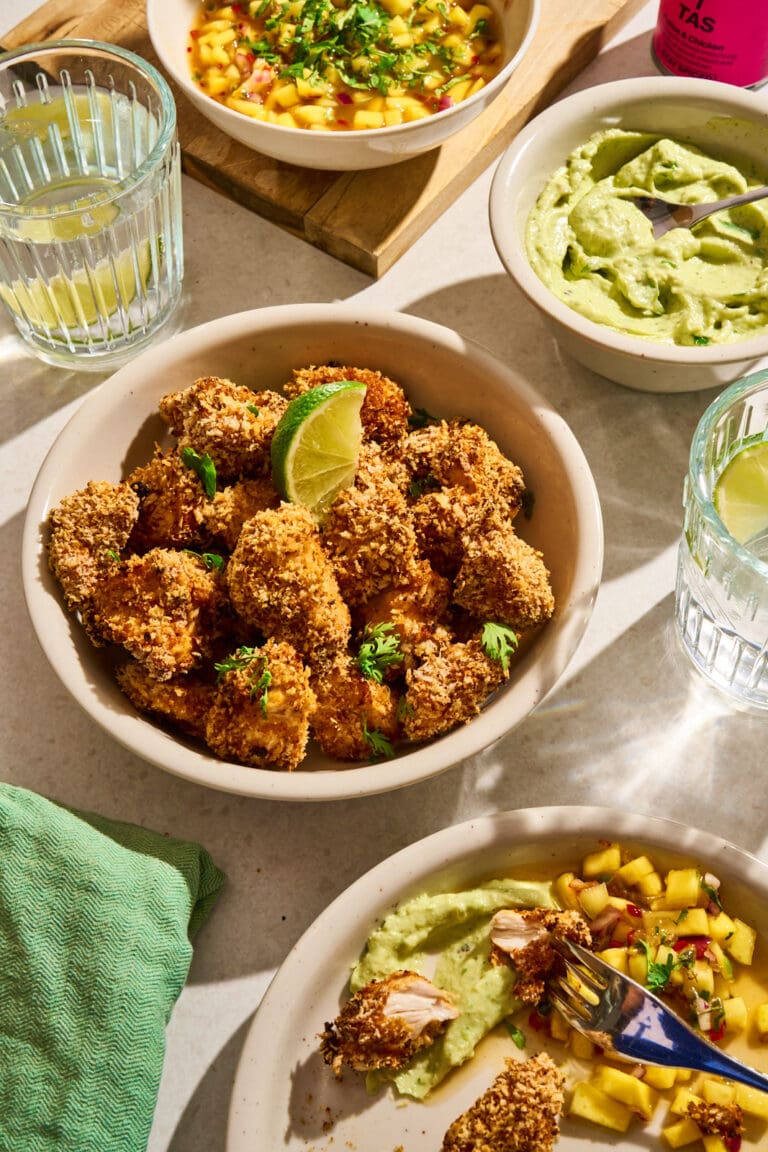 Chili-Lime Chicken Nuggets aus dem Airfryer. Knuspriger Snack mit Mango-Salsa und Avocado-Dip