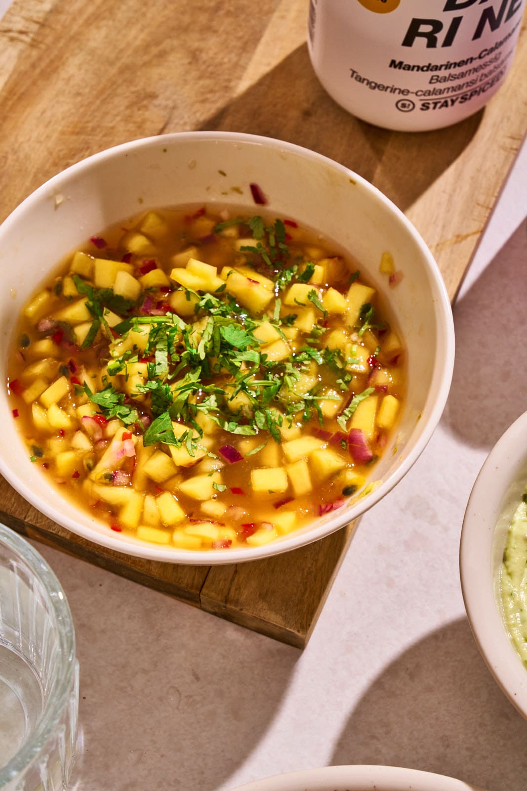 Chili-Lime Chicken Nuggets aus dem Airfryer. Knuspriger Snack mit Mango-Salsa und Avocado-Dip 8 WEB ChickenNuggets Fajita 8 | Chili-Lime Chicken Nuggets aus dem Airfryer. Wenn bei uns Freunde zum Spieleabend oder einfach auf ein Glas Wein vorbeikommen, dann steht immer irgendetwas Leckeres auf einer Platte auf dem Tisch. Für den nächsten Freunde-Abend haben wir dieses Rezept entwickelt und dabei so oft probiert, dass am Ende klar war, dass wir das nicht nur für uns behalten dürfen. Ihr müsst es genauso kennen lernen. Die Kombination aus knusprig paniertem Hähnchen, fruchtig-scharfer Mango-Mandarinen-Salsa und cremigem Avocado-Dip trifft absolut unseren Geschmack.