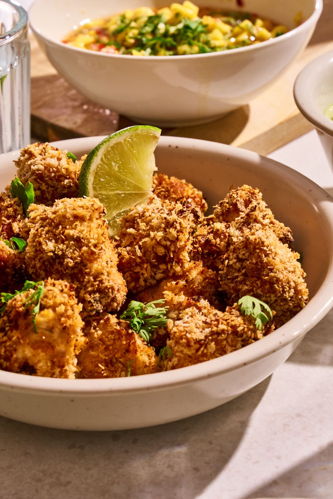 Chili-Lime Chicken Nuggets aus dem Airfryer. Knuspriger Snack mit Mango-Salsa und Avocado-Dip 2 WEB ChickenNuggets Fajita 9 | Chili-Lime Chicken Nuggets aus dem Airfryer. Wenn bei uns Freunde zum Spieleabend oder einfach auf ein Glas Wein vorbeikommen, dann steht immer irgendetwas Leckeres auf einer Platte auf dem Tisch. Für den nächsten Freunde-Abend haben wir dieses Rezept entwickelt und dabei so oft probiert, dass am Ende klar war, dass wir das nicht nur für uns behalten dürfen. Ihr müsst es genauso kennen lernen. Die Kombination aus knusprig paniertem Hähnchen, fruchtig-scharfer Mango-Mandarinen-Salsa und cremigem Avocado-Dip trifft absolut unseren Geschmack.