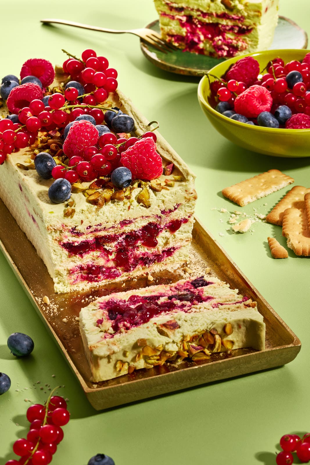 Pistazienkuchen ohne Backen. Cremiger Sommerkuchen mit Waldbeeren aus dem Kühlschrank 1 Pistazienkuchen ohne Backen. Cremiger Sommerkuchen mit Waldbeeren aus dem Kühlschrank