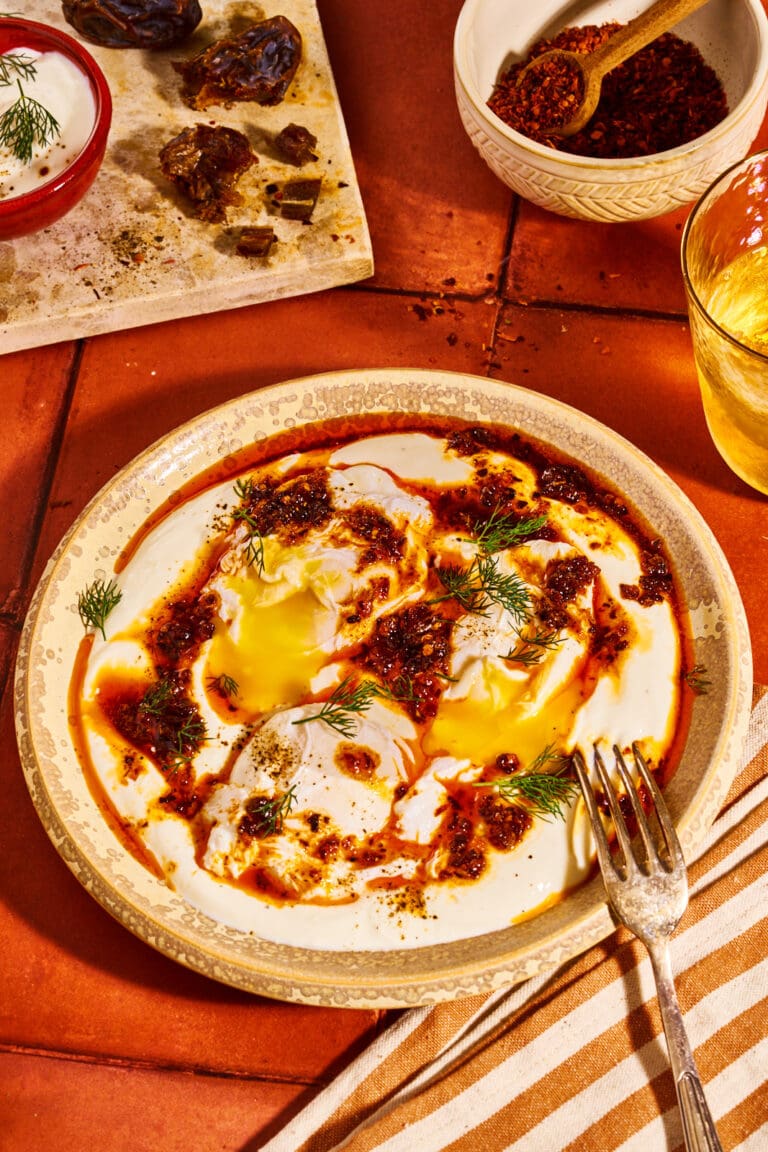 Türkische Eier mit scharfer Dattelbutter. Cremig, süß und richtig scharf 10 WEB Tuerisch Eier Scharfe Dattel Butter 3 | Türkische Eier gehören für uns zu den Gerichten, die einfach immer gehen. Frühstück, Brunch, kleines Abendessen. Warme Butter auf kühlem Joghurt, dazu ein pochiertes Ei, bei dem das Eigelb darüber läuft. Wir haben Cilbir, so heißt das Original in der Türkei, schon unzählige Male gegessen. In kleinen Cafés, beim Brunch mit Freunden und natürlich bei uns zu Hause.