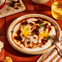 Pochierte Eier auf Knoblauchjoghurt mit süß-scharfer Dattelbutter
