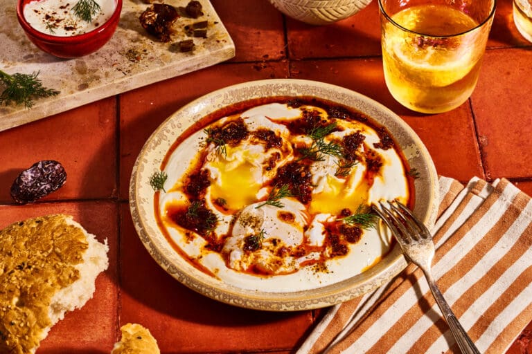 Eggs Benedict. Unser Brunch-Klassiker zum Selbermachen 4 Pochierte Eier auf Knoblauchjoghurt mit süß-scharfer Dattelbutter