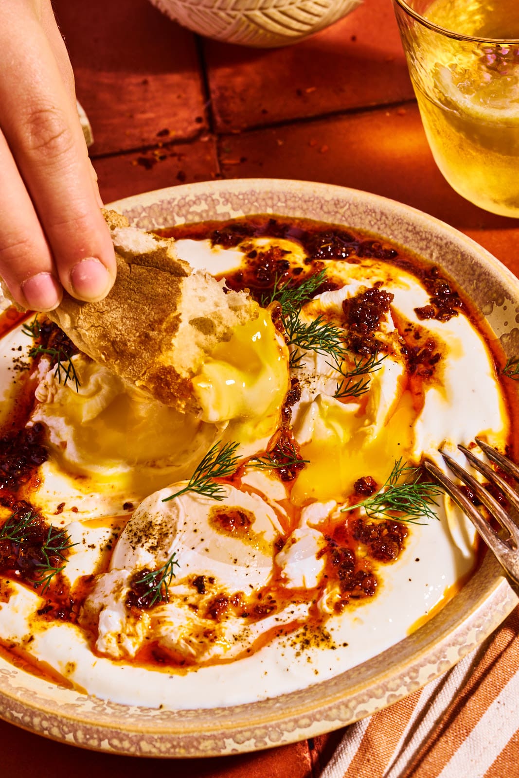 Mit Fladenbrot dippen im Knoblauchjoghurt und pochiertem Ei