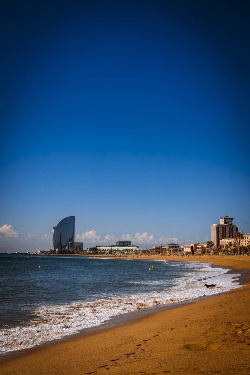 Strand von Barceloneta mit Blick auf das W Hotel in Barcelona