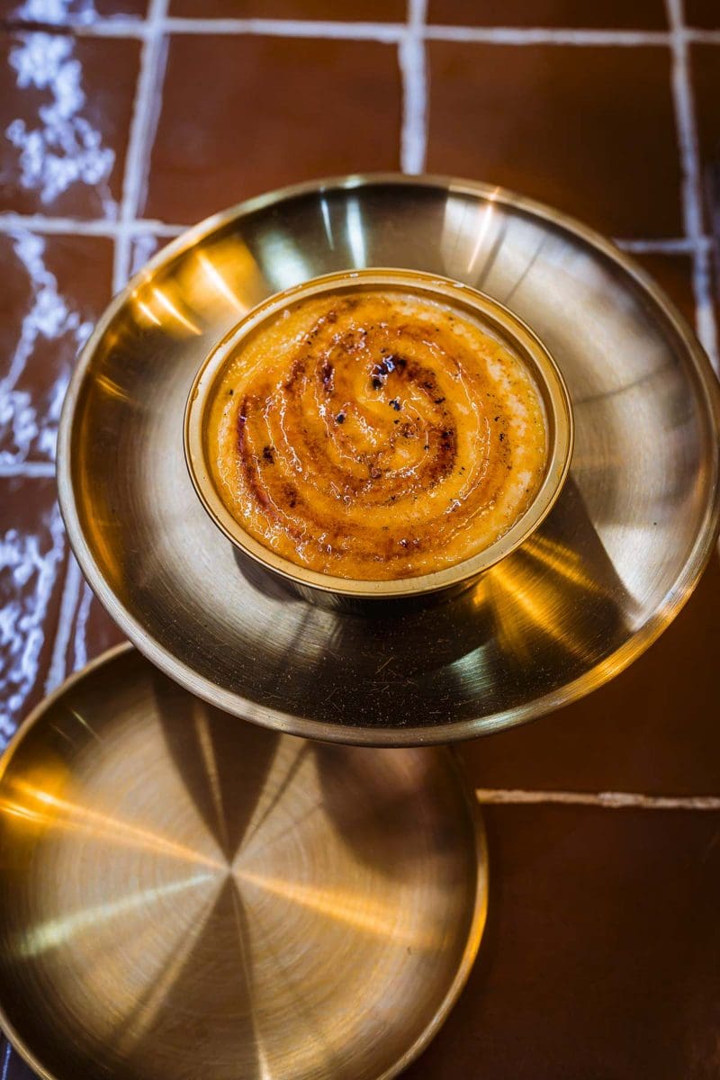 Original Crema Catalana mit karamellisierter Zuckerkruste in Barcelona