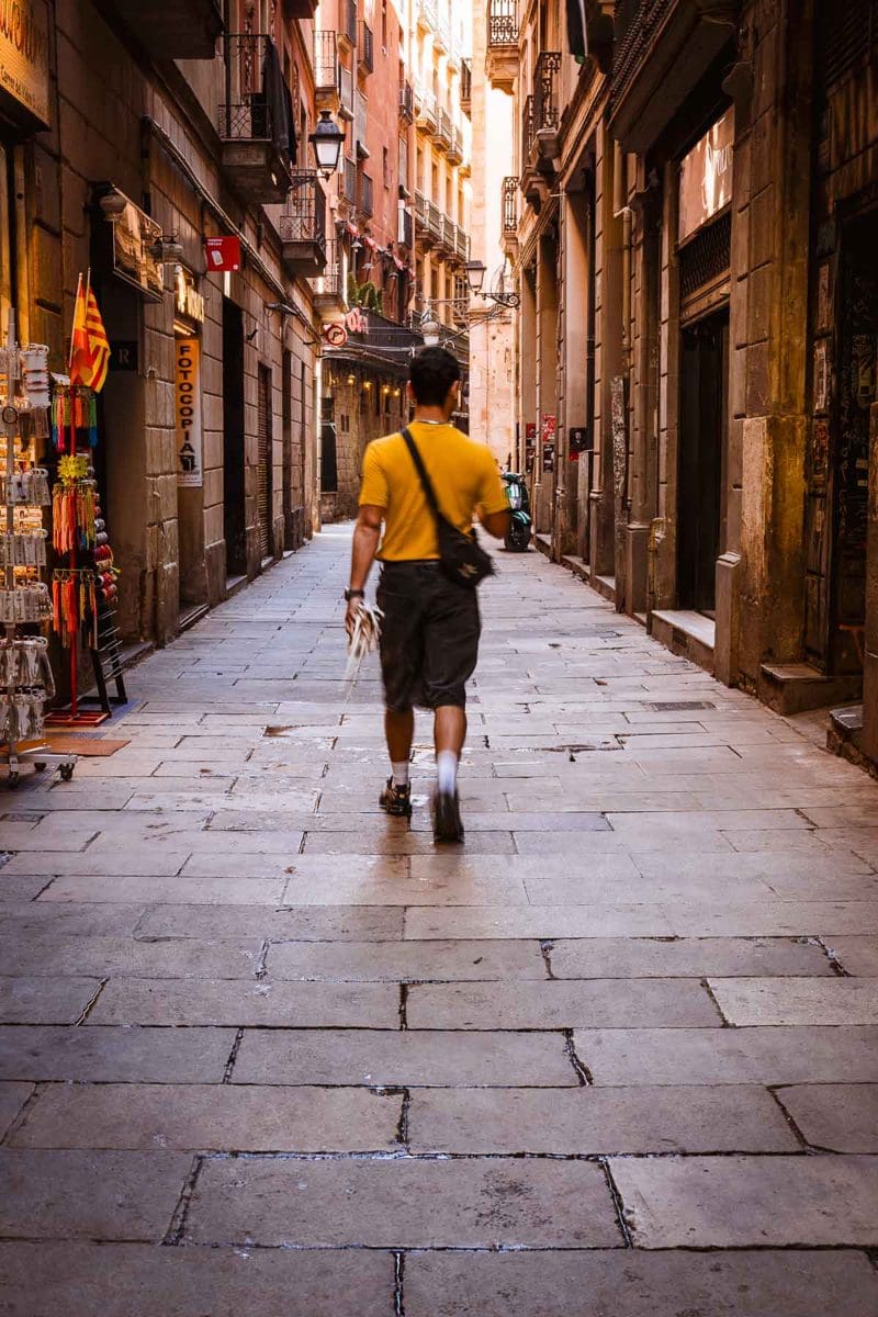 Enge Gasse im Gotischen Viertel (Barri Gòtic) von Barcelona