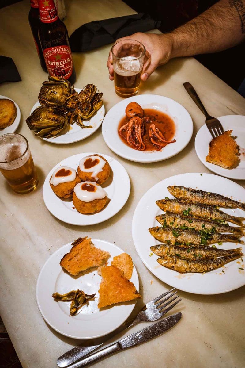 Tapas-Auswahl bei La Cova Fumada in Barceloneta, Barcelona