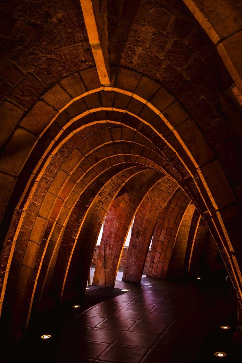 Backstein-Bögen im Dachboden der Casa Milà (La Pedrera) in Barcelona