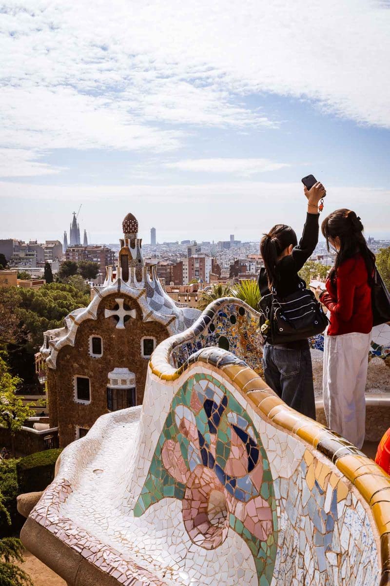 Blick über Barcelona von der Trencadís-Bank im Park Güell