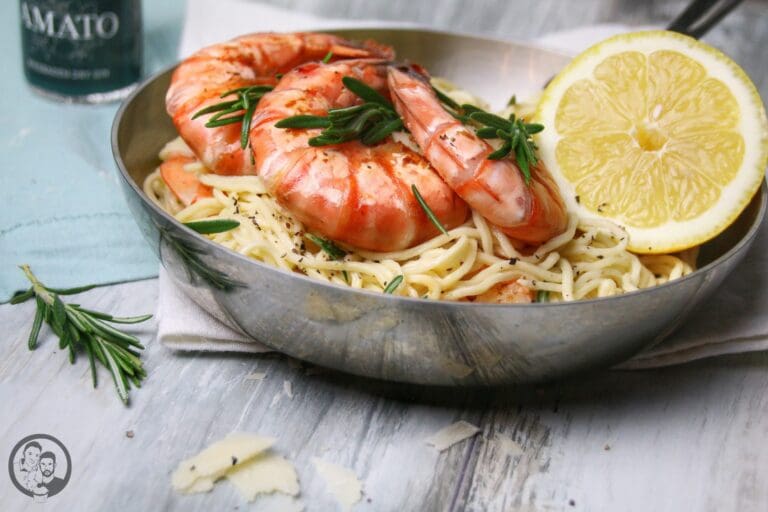 Pasta mit Garnelen in Gin-Zitronen-Sauce. Frisch und cremig in 30 Minuten