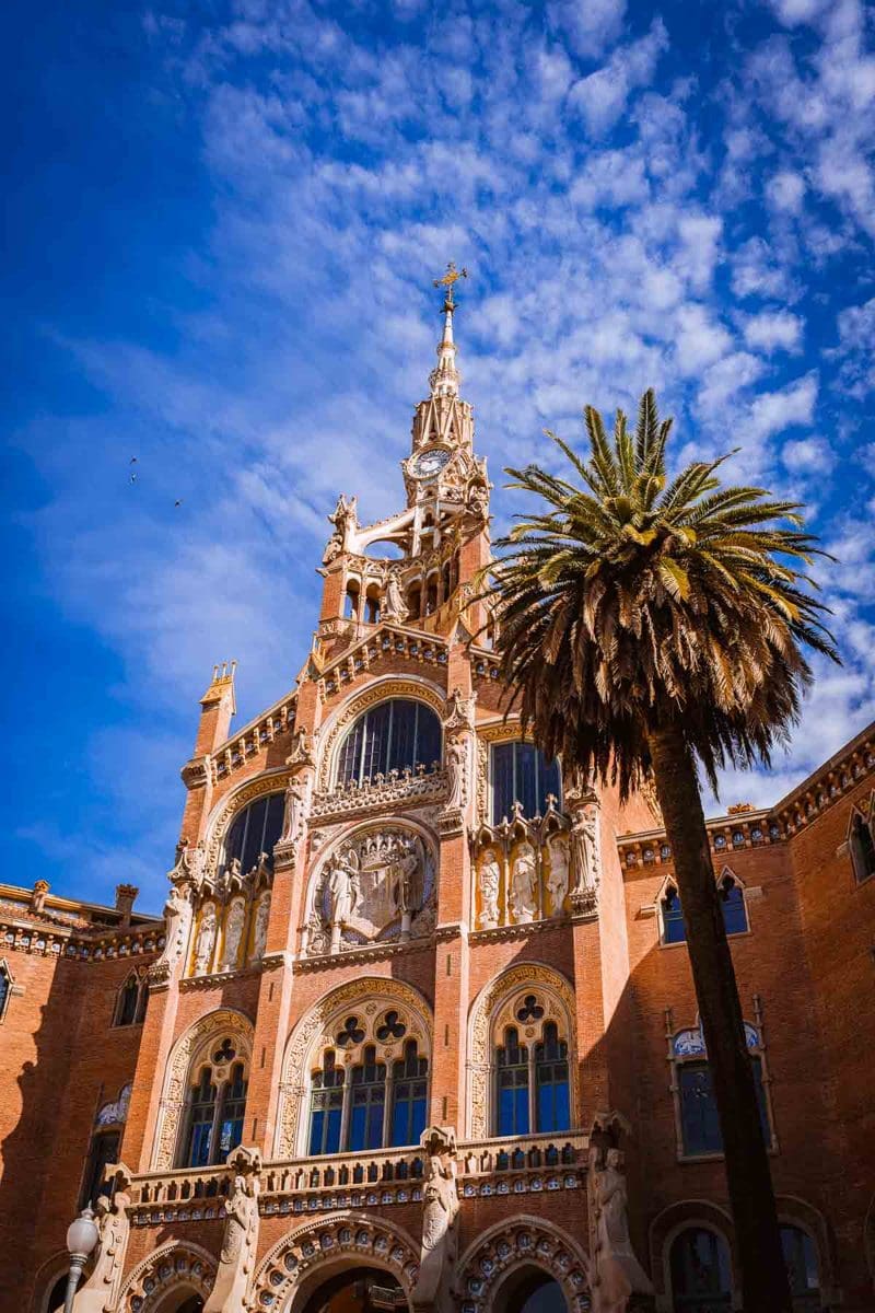 Jugendstil-Fassade des Recinte Modernista de Sant Pau in Barcelona