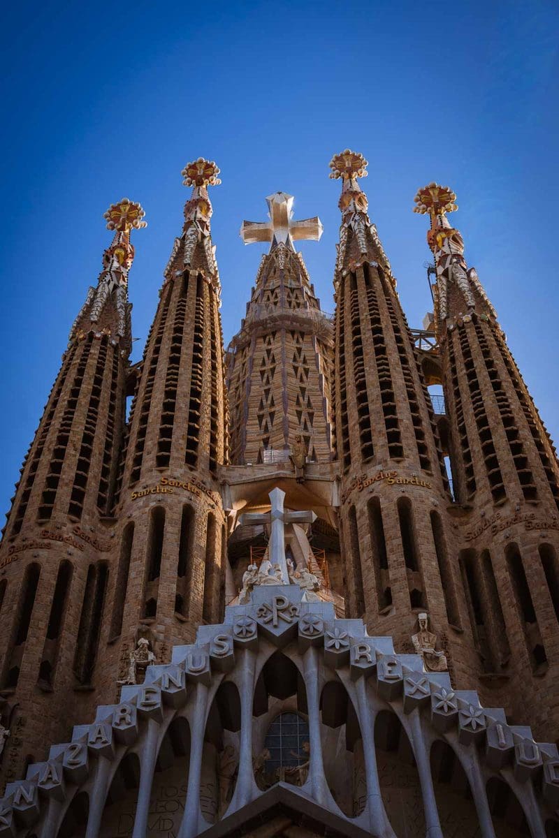 Die Türme der Sagrada Família in Barcelona von unten fotografiert