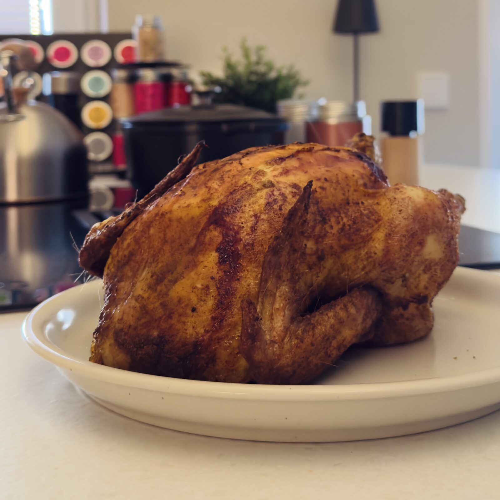 Knuspriges Brathähnchen aus dem Philips Steam Airfryer mit Dampffunktion auf einem Teller