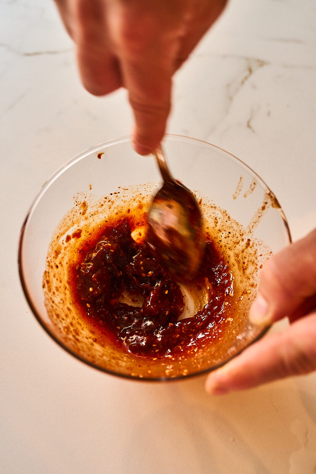 Glasur aus Honig, Gochujang und Korean BBQ Gewürz in einer Glasschale anrühren