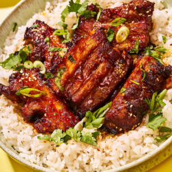 Glasierter Schweinebauch mit Gochujang-Glasur, Koriander und Frühlingszwiebeln in der Nahaufnahme