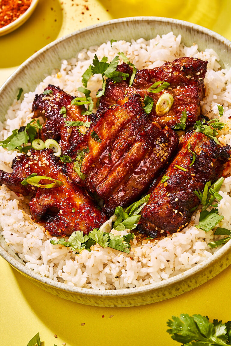 Koreanischer Schweinebauch aus dem Airfryer. Knusprig, klebrig und mit Korean BBQ 9 koreanischer schweinebauch glasiert | Koreanischer Schweinebauch aus dem Airfryer, mariniert über Nacht in Nashi-Birne, Knoblauch, Ingwer und Korean BBQ Gewürz, dann glasiert mit Honig und Gochujang. Außen karamellisiert, innen saftig. Mit Tipps zu Einkauf, Marinade, Garzeiten, Fehlerquellen und passenden Beilagen wie Reis, Pajeori und Ssam.