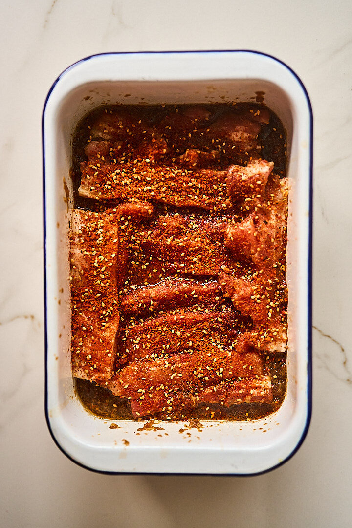 Schweinebauchstreifen in Marinade mit Korean BBQ Gewürz in einer Emaille-Form