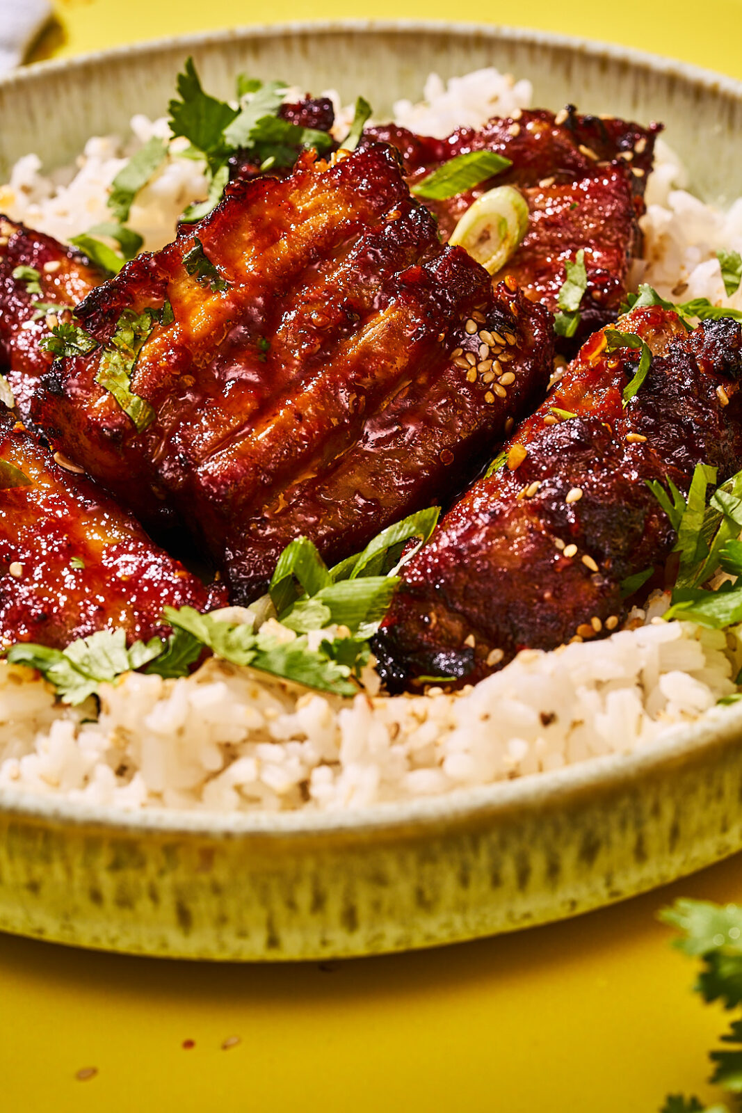 Koreanischer Schweinebauch, knusprig glasiert mit Honig und Gochujang, auf Reis serviert