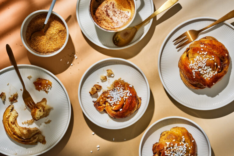 Kanelsnurrer. Dänische Zimtknoten mit Kardamom
