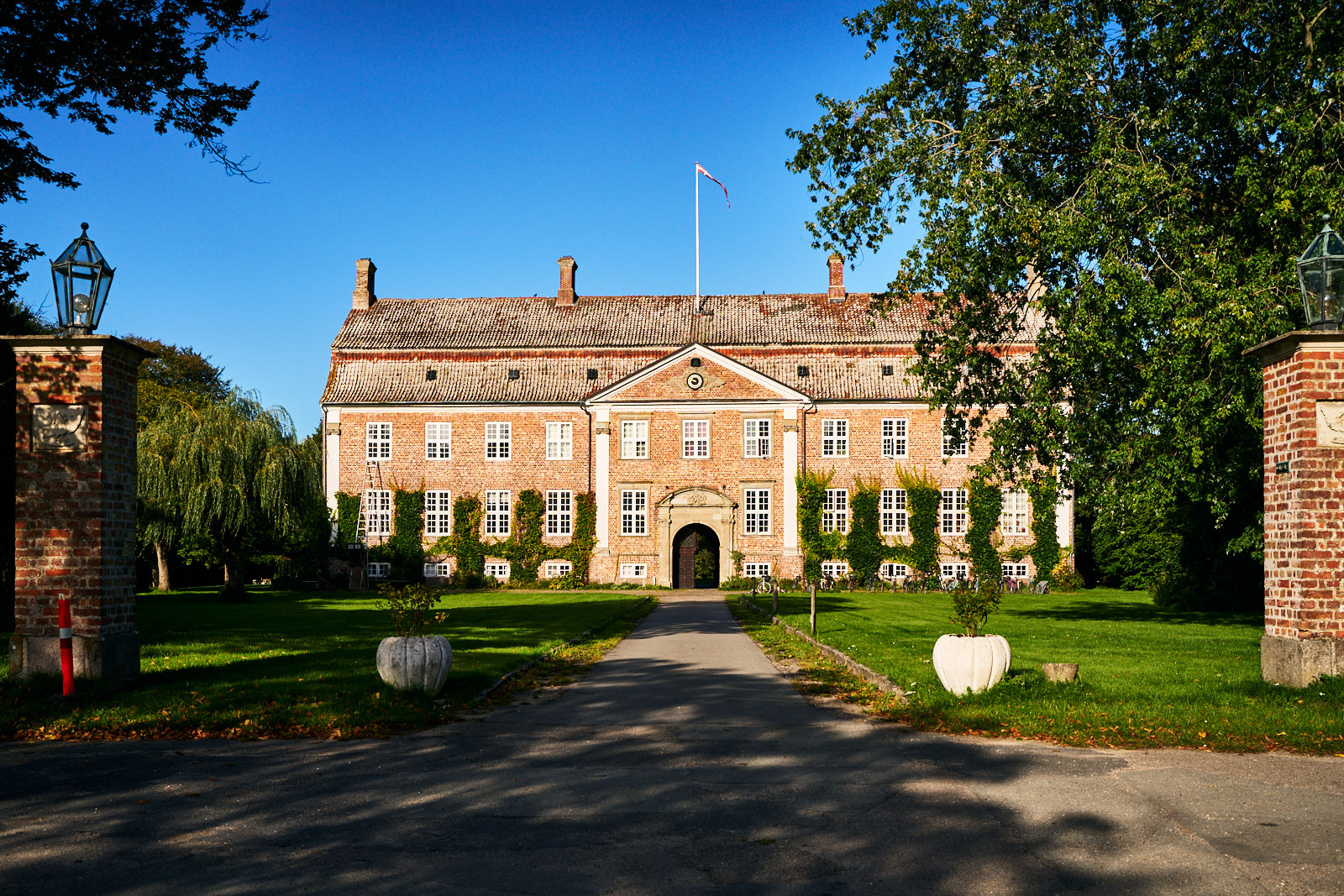 WEB Roskilde 198 | Roskilde und Fjordlandet liegen nur rund 30 Kilometer von Kopenhagen entfernt. Wikingerschiffe, UNESCO-Dom, Bio-Brauerei und das beste Eis der Region, unsere Tipps aus fünf Tagen am Roskilde Fjord.
