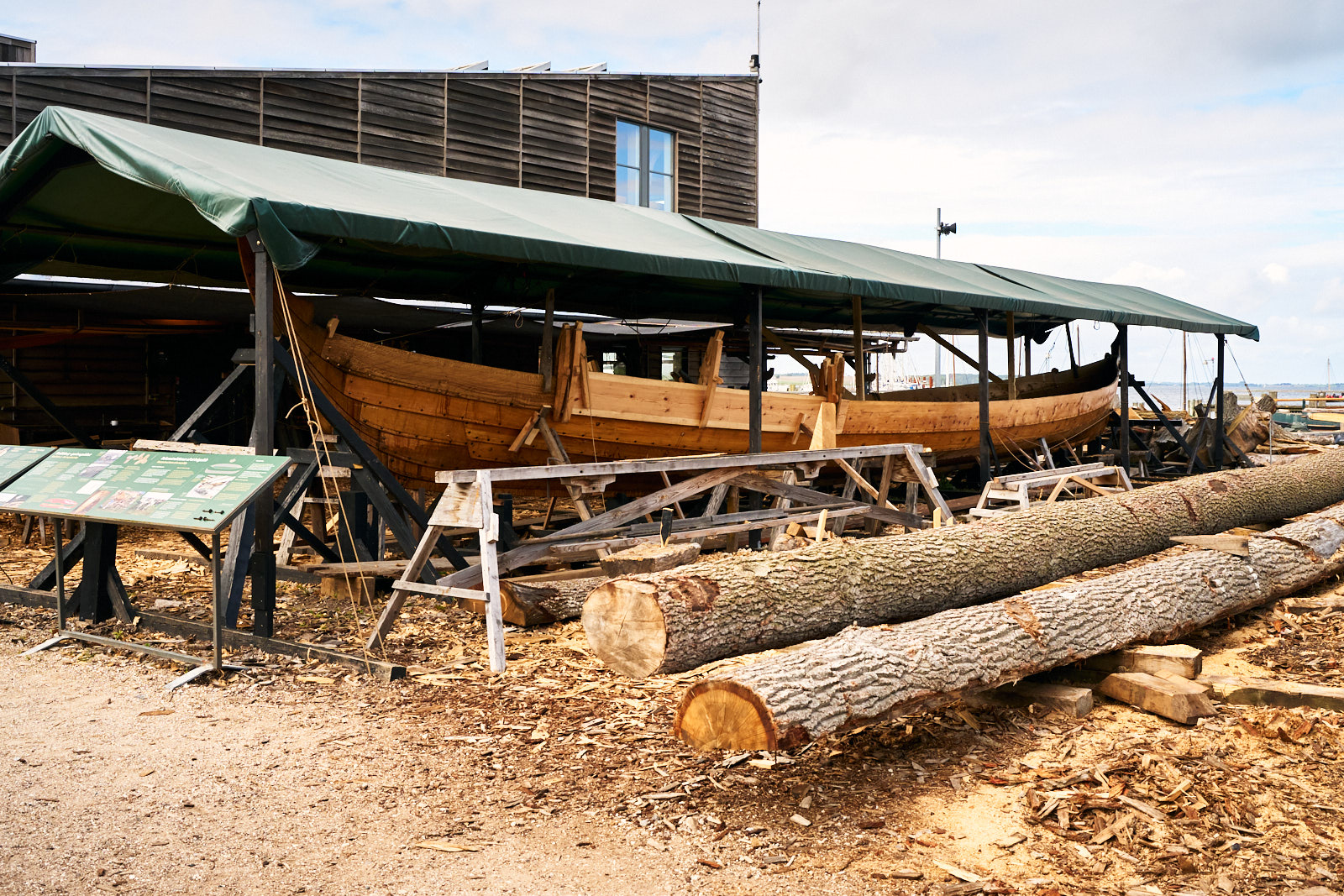 WEB Roskilde 72 | Roskilde und Fjordlandet liegen nur rund 30 Kilometer von Kopenhagen entfernt. Wikingerschiffe, UNESCO-Dom, Bio-Brauerei und das beste Eis der Region, unsere Tipps aus fünf Tagen am Roskilde Fjord.