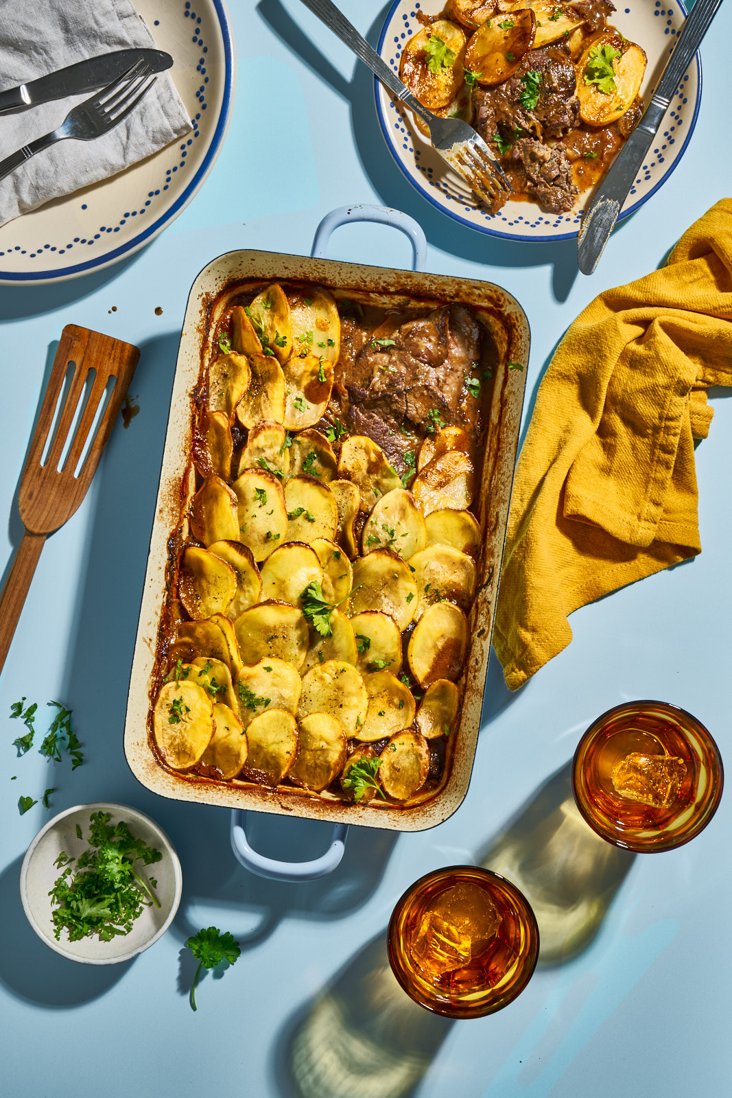 WEB Rouladenauflauf Rezept 1 | Oma Lores Rouladen als Auflauf. Gefaltet statt gerollt, geschmort auf Wirsing und mit knuspriger Kartoffeldecke aus dem Ofen.
