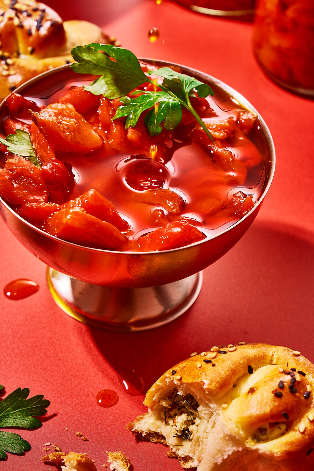 Nahaufnahme von eingelegter Paprika in Olivenöl in einer silbernen Dessertschale