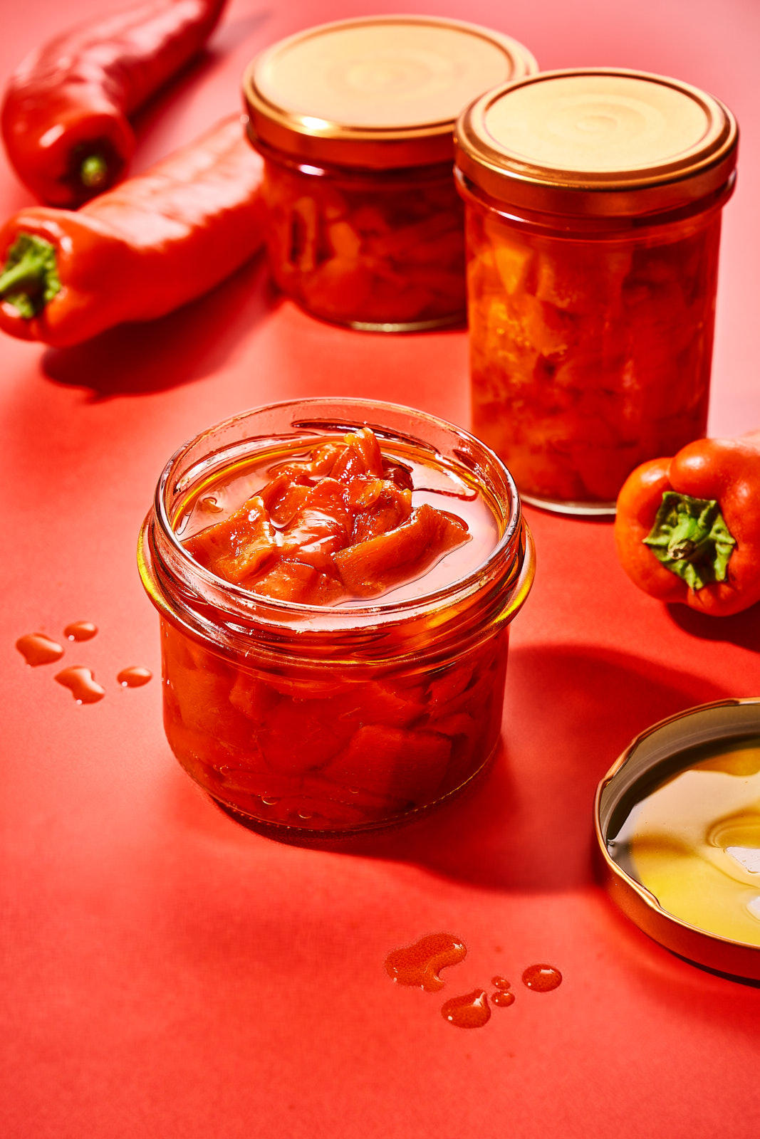 Selbst gemachte eingelegte Paprika in Twist-off-Gläsern, ein Glas ist geöffnet