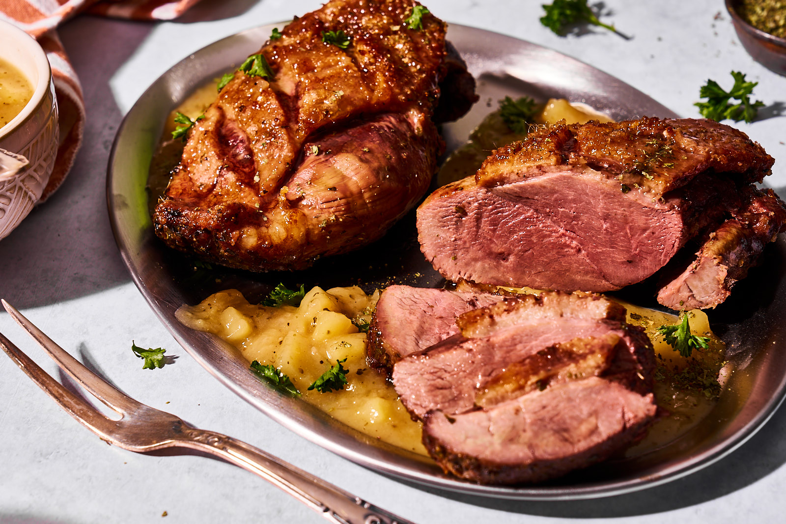 Aufgeschnittene Gänsebrust aus dem Airfryer mit knuspriger Haut auf Apfel-Honig-Jus