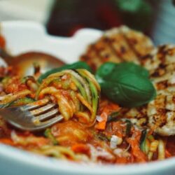 Zoodles in Tomaten-Ricotta-Sauce
