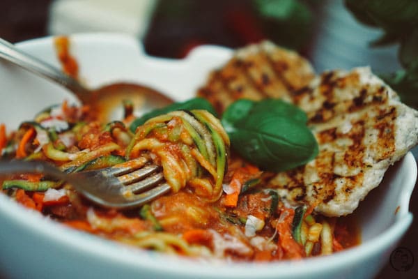 Zoodles in Tomaten-Ricotta-Sauce
