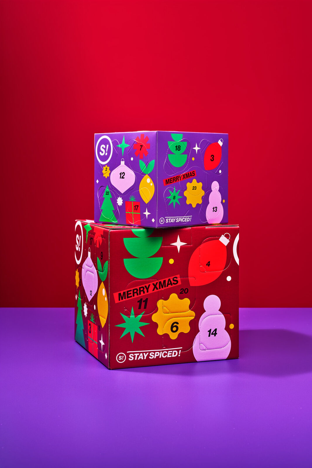 Die STAY SPICED ! Gewürz-Adventskalender 2026, Spice Cube Mini auf Spice Cube Deluxe gestapelt