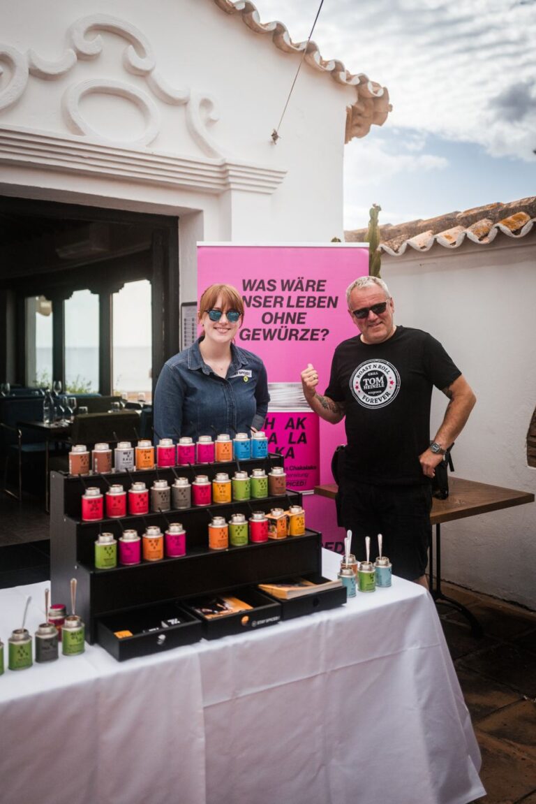 Gewürzstand von STAY SPICED ! mit bunten Dosen und Aufsteller beim Gourmetgipfel 2023