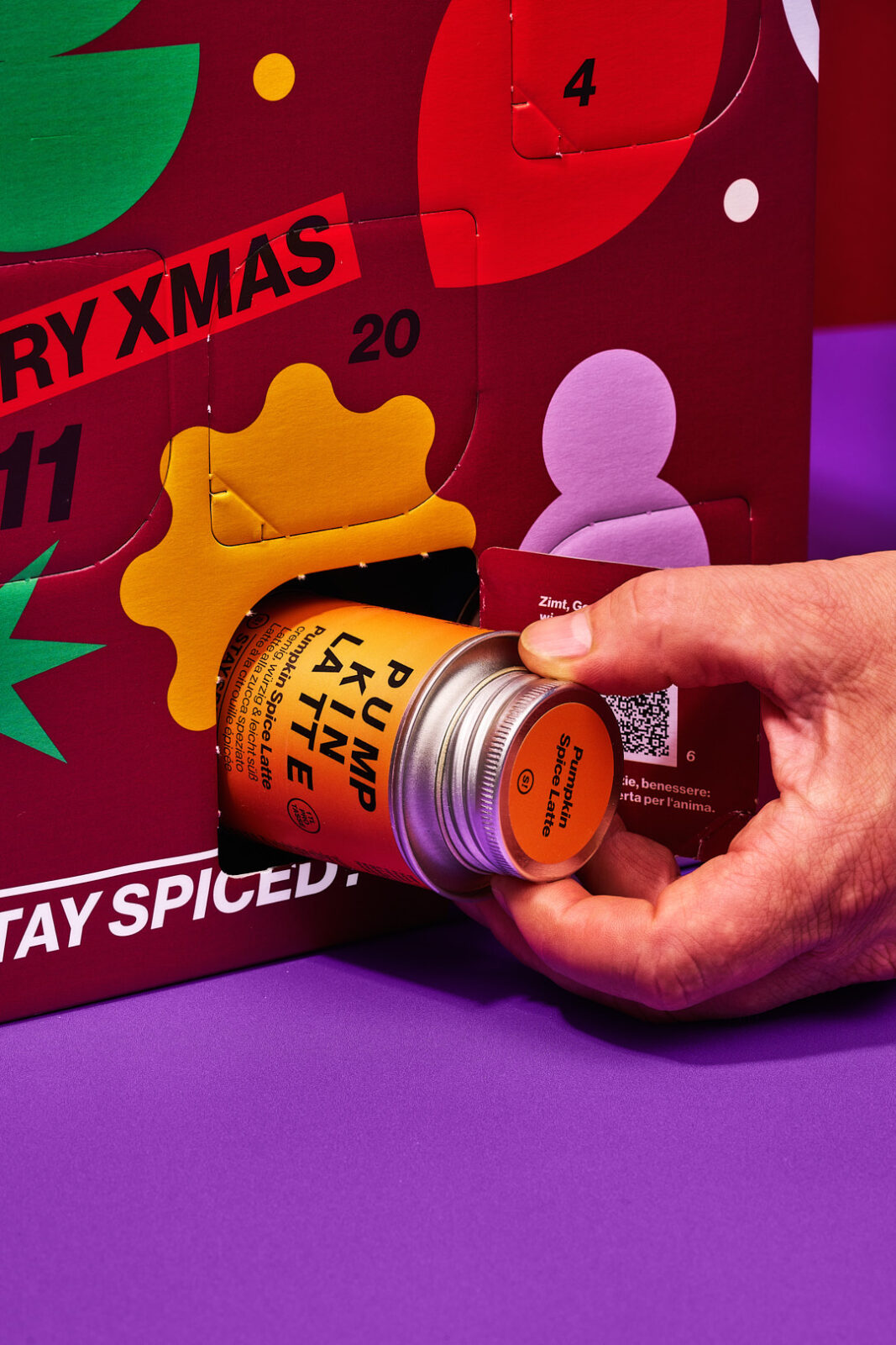 Pumpkin Spice Rezepte aus dem Adventskalender. Latte, Porridge und Kürbis-Muffins 5 Eine Dose STAY SPICED ! Pumpkin Spice Latte wird aus einem Türchen des Spice Cube Deluxe Adventskalenders gezogen